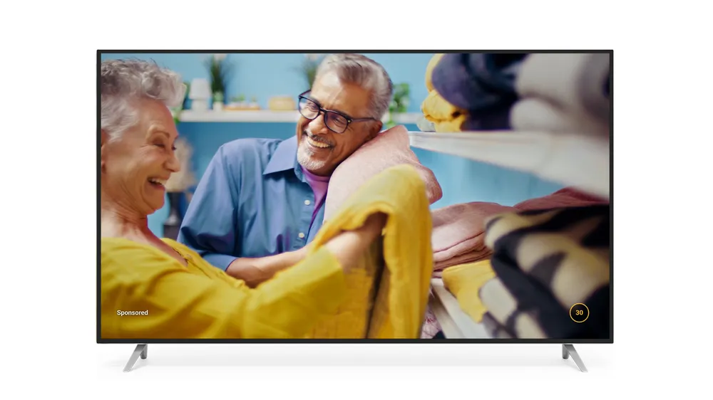 Imagem mostra uma smar TV exibindo um an&uacute;ncio de trinta segundos no YouTube.