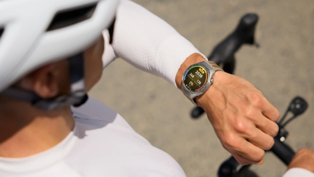 Ciclista olhando para o Huawei Watch GT 6 Pro