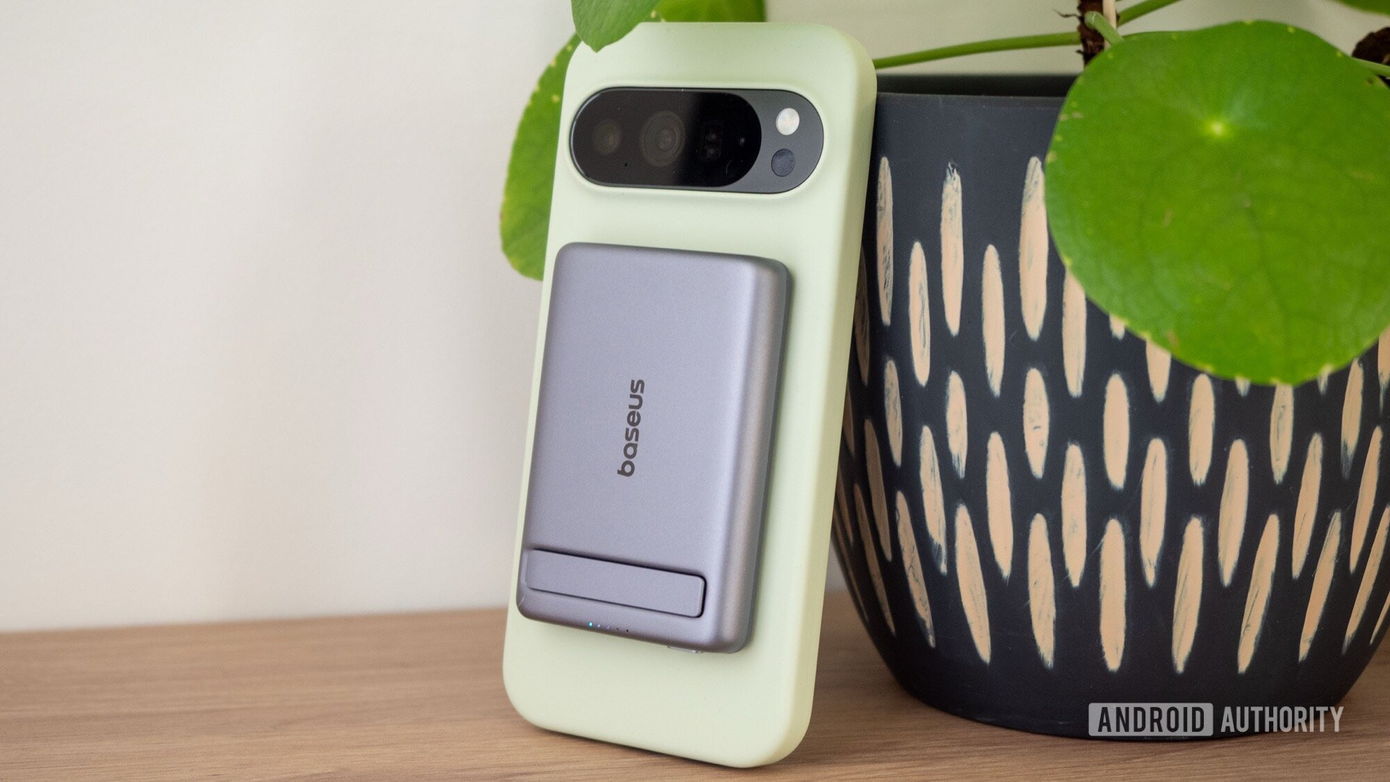 banco de pot&ecirc;ncia ugreen 5000mah qi2 20w no telefone 2