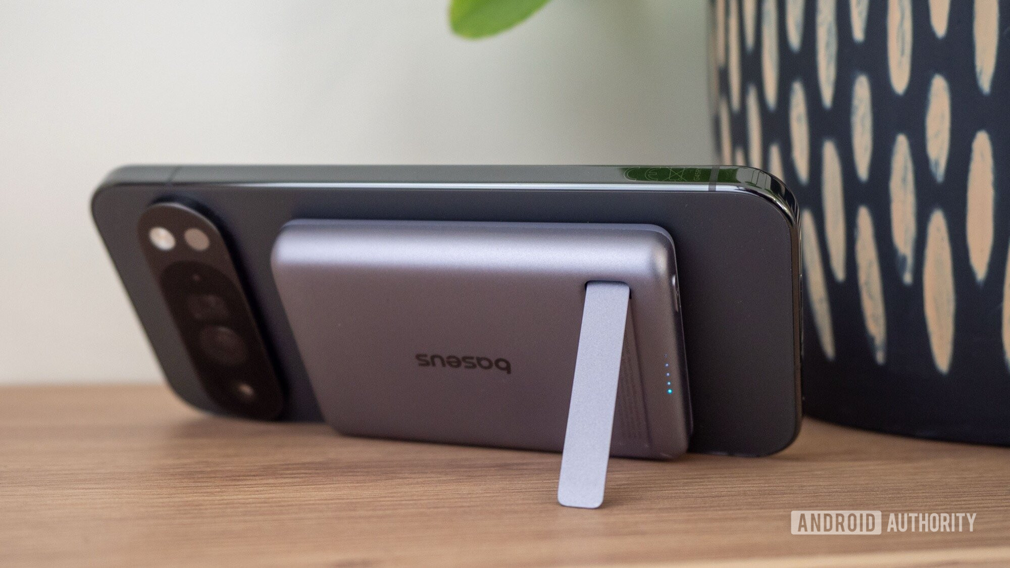 banco de pot&ecirc;ncia ugreen 5000mah qi2 20w no suporte do telefone