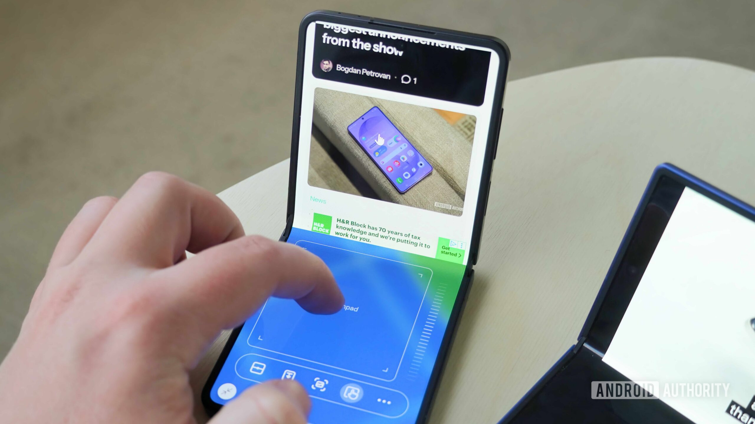 Uma UI Modo Flex 2 Usando o modo trackpad em um Galaxy Z Flip 7.