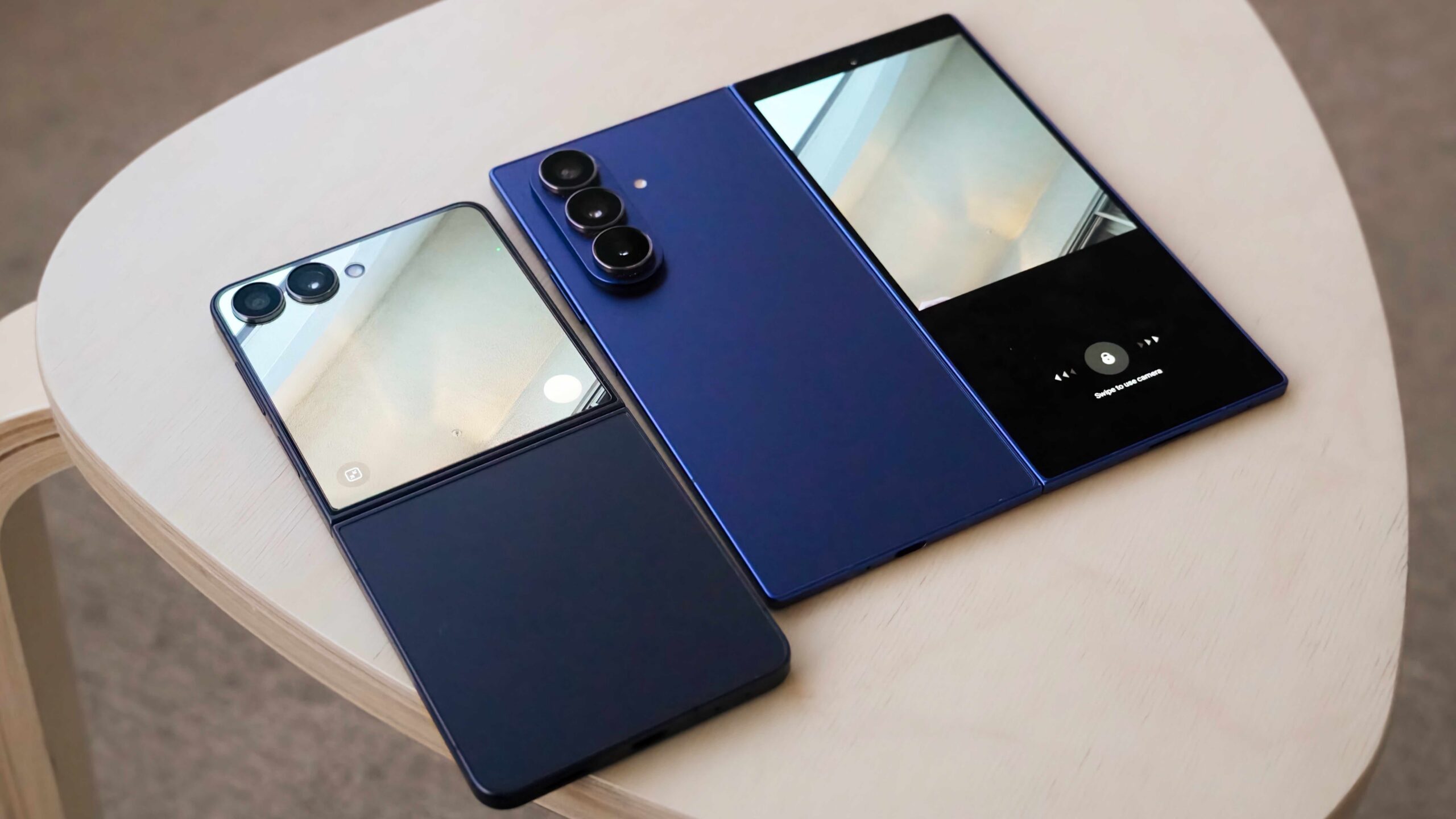 Pré-visualização da tela de capa Uma UI A visualização da tela da capa da câmera em um Galaxy Z Flip 7 e Galaxy Z Fold 7.