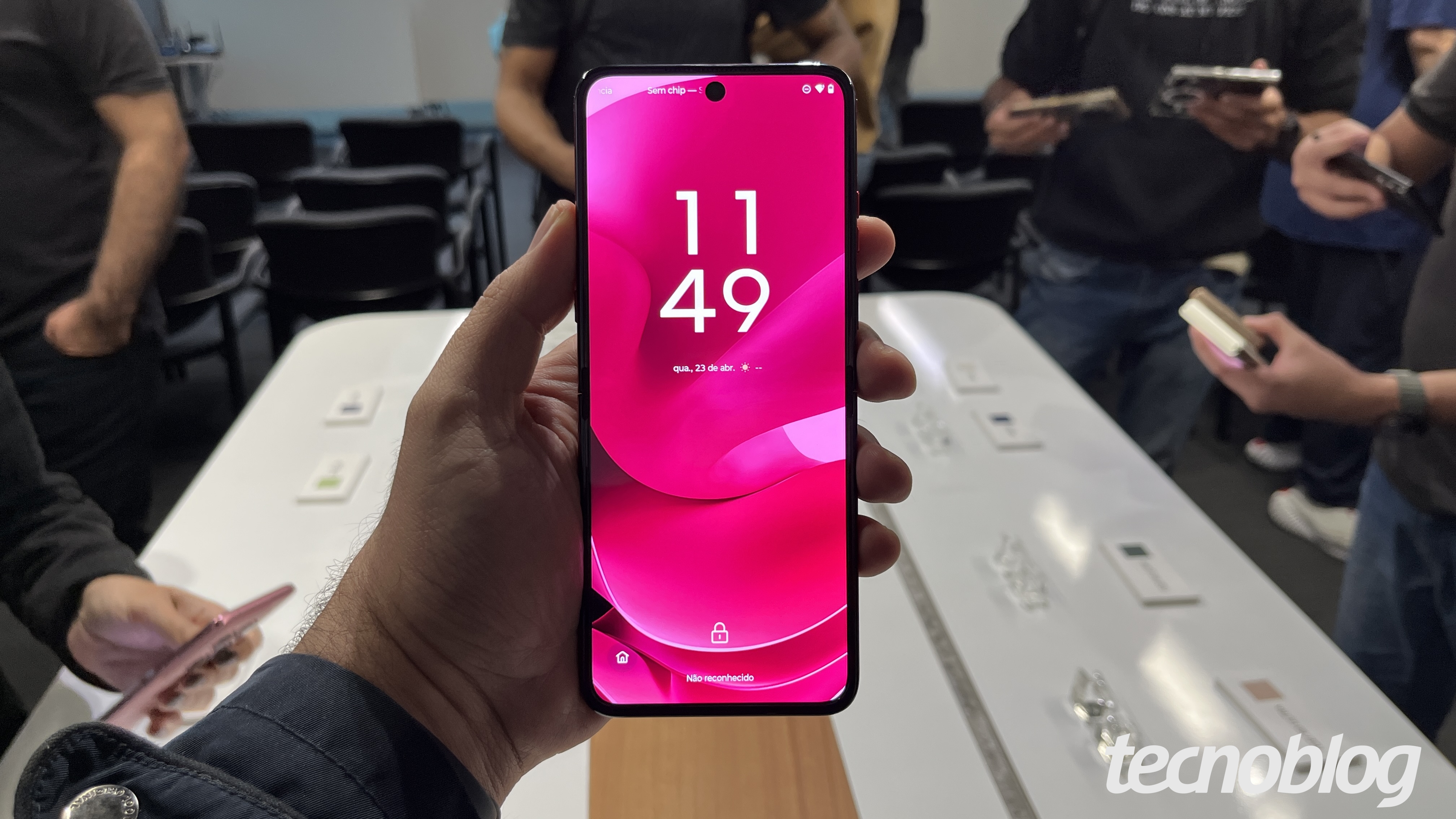Razr 60 Ultra aberto, visto de frente, com destaque para a tela de 7 polegadas