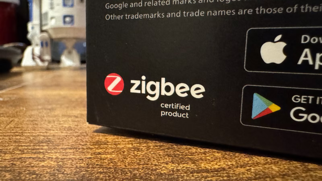 imagem da caixa de um produto com um selo "Zigbee Certified Product"
