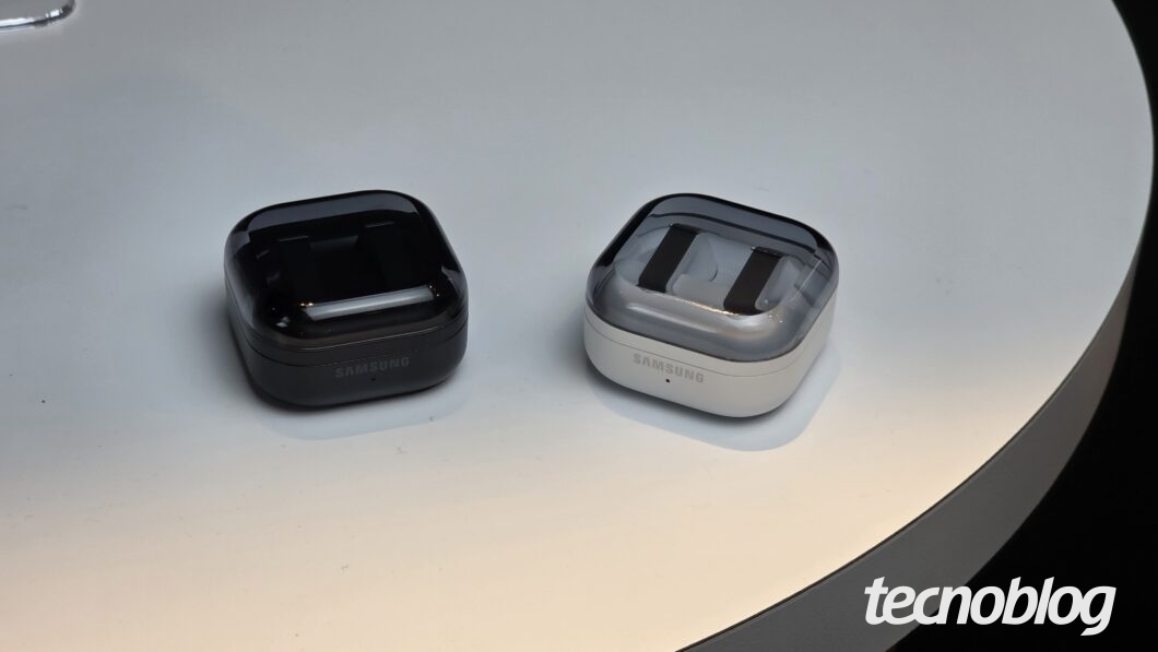 Estojos do Galaxy Buds 4 branco e preto