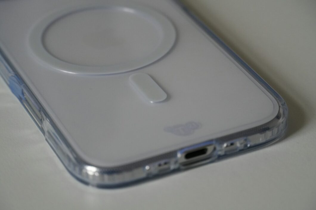 imagem de uma iphone com uma capa apropriada para o magsafe