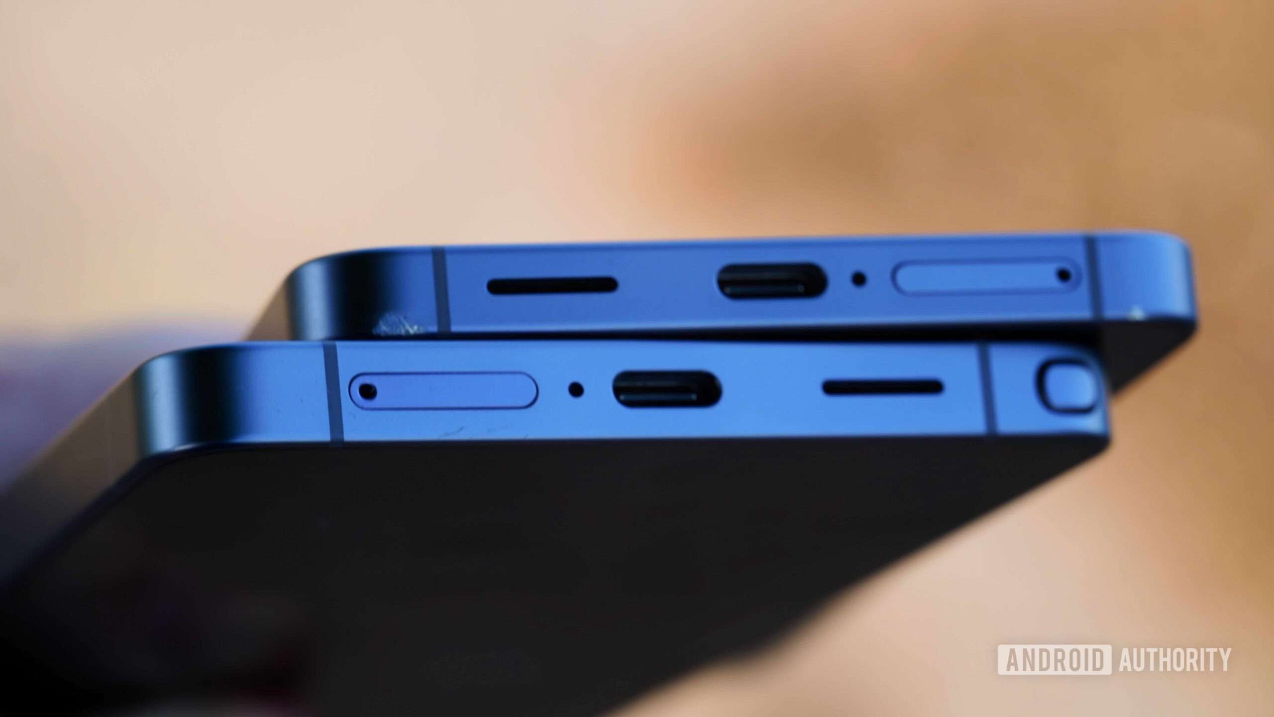 Samsung Galaxy S26 versus Ultra 8 Os slots para cartão SIM e portas USB-C no Galaxy S26 e Galaxy S26 Ultra.