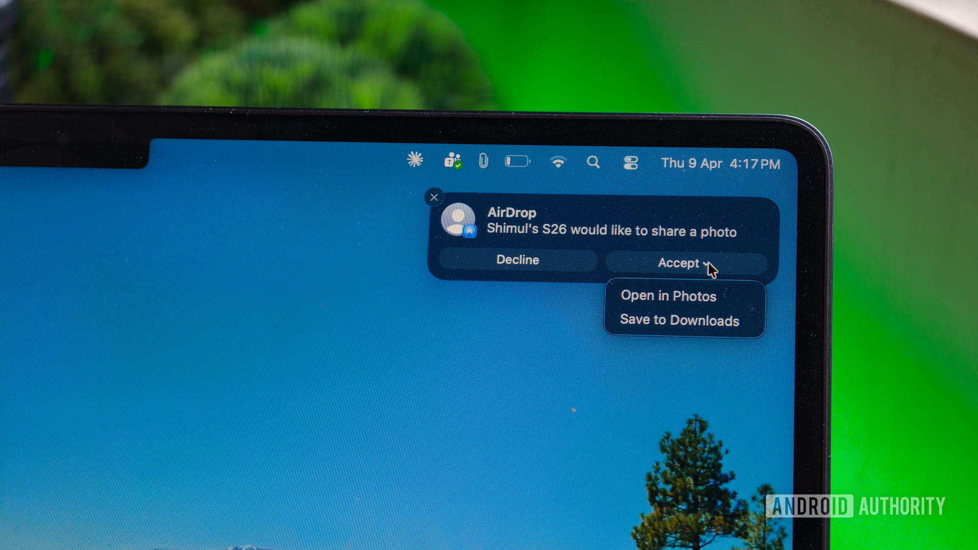 Galaxy S26 enviando arquivos no MacBook com pop up para aceitação Galaxy S26 enviando arquivos no MacBook com pop up para aceitação