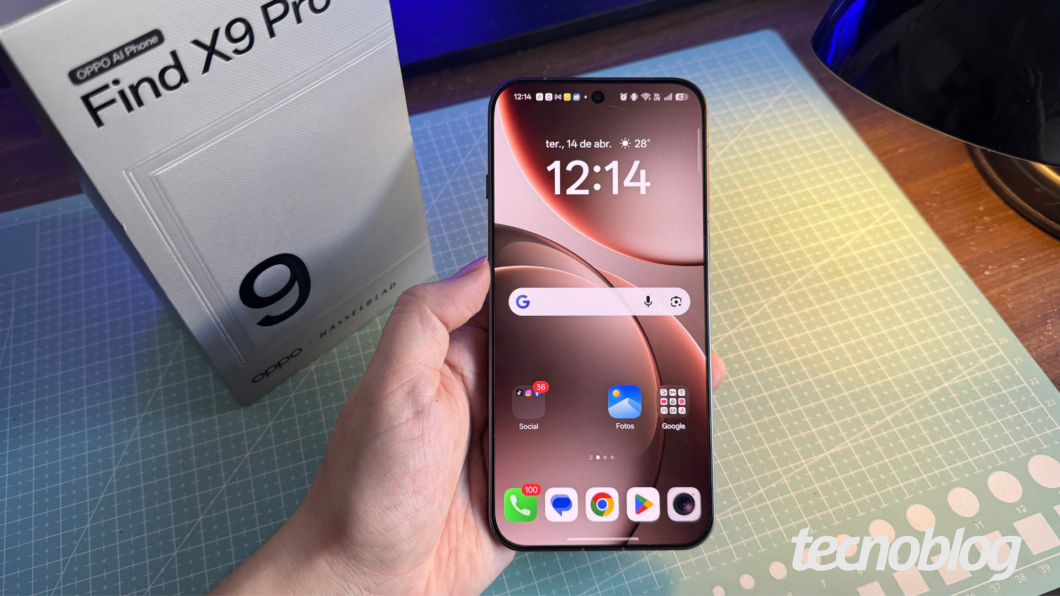 Tela inicial do Oppo Find X9 Pro mostra &iacute;cones de apps e plano de fundo marrom