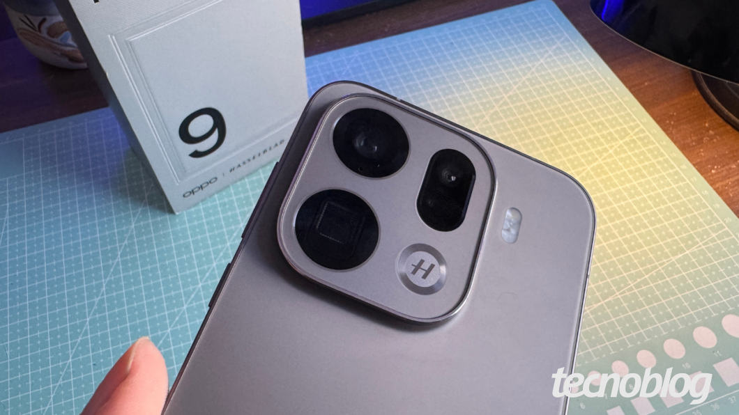 Close no m&oacute;dulo de c&acirc;meras do Oppo Find X9 Pro com 4 lentes e um flash