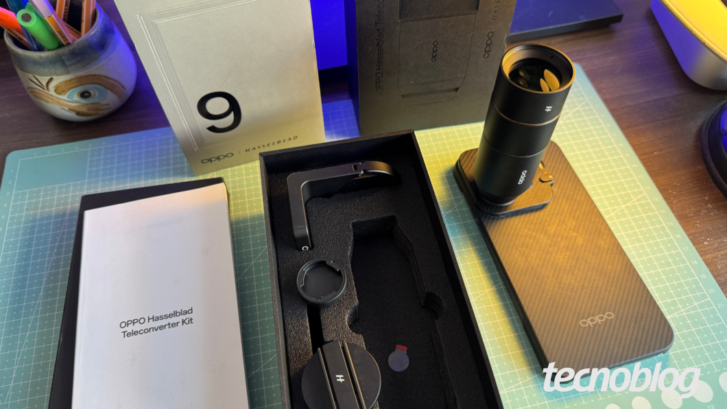 Imagem mostra conte&uacute;do da caixa do Kit Teleconversor Oppo Hasselblad, incluindo lente teleobjetiva, capa magn&eacute;tica e suporte para trip&eacute;