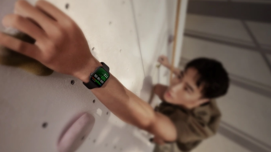 Homem fazendo escalada com Huawei Watch Fit 3 no pulso esquerdo.