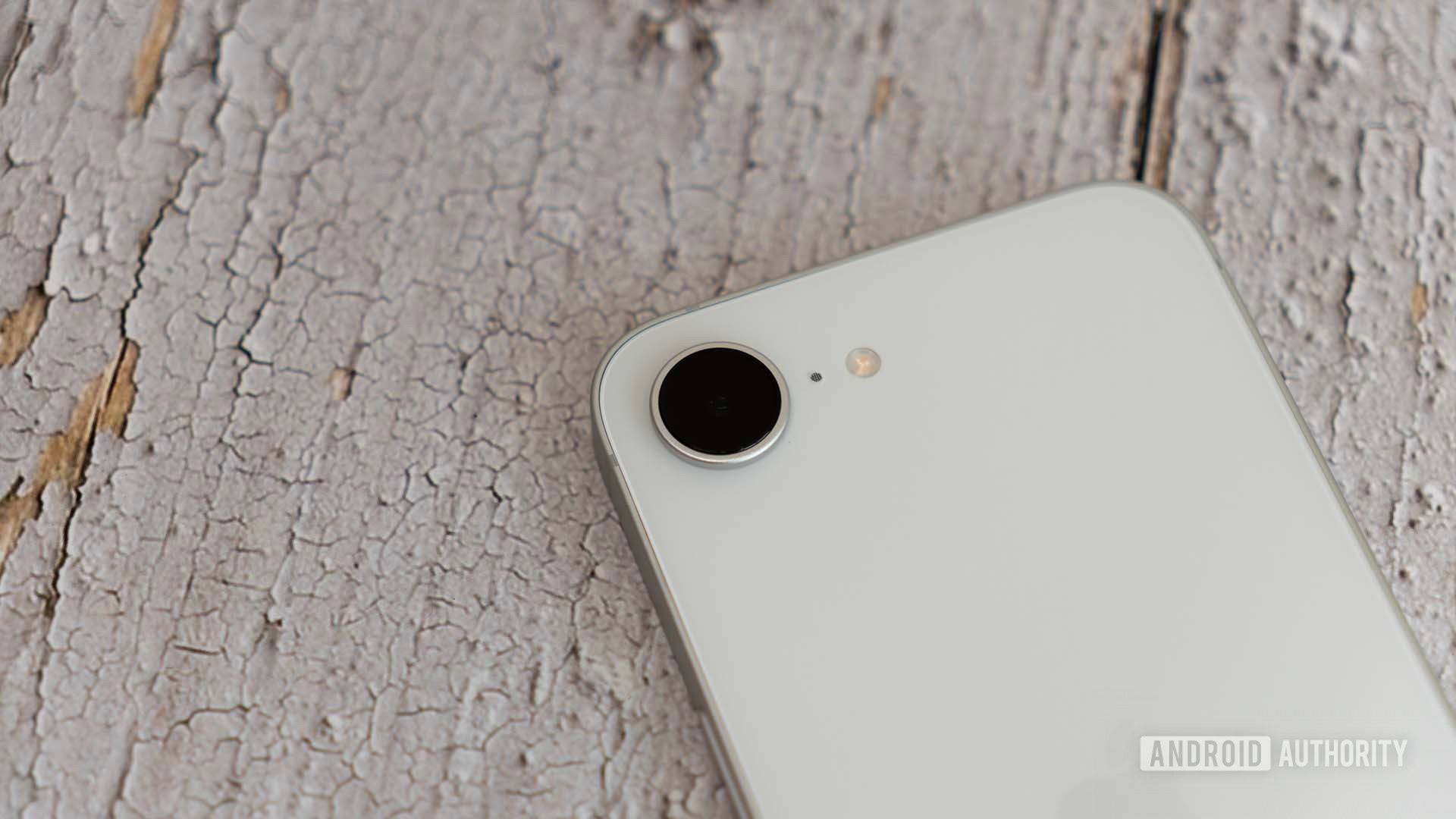 Apple iPhone 17e mostrando c&acirc;mera traseira &uacute;nica 1