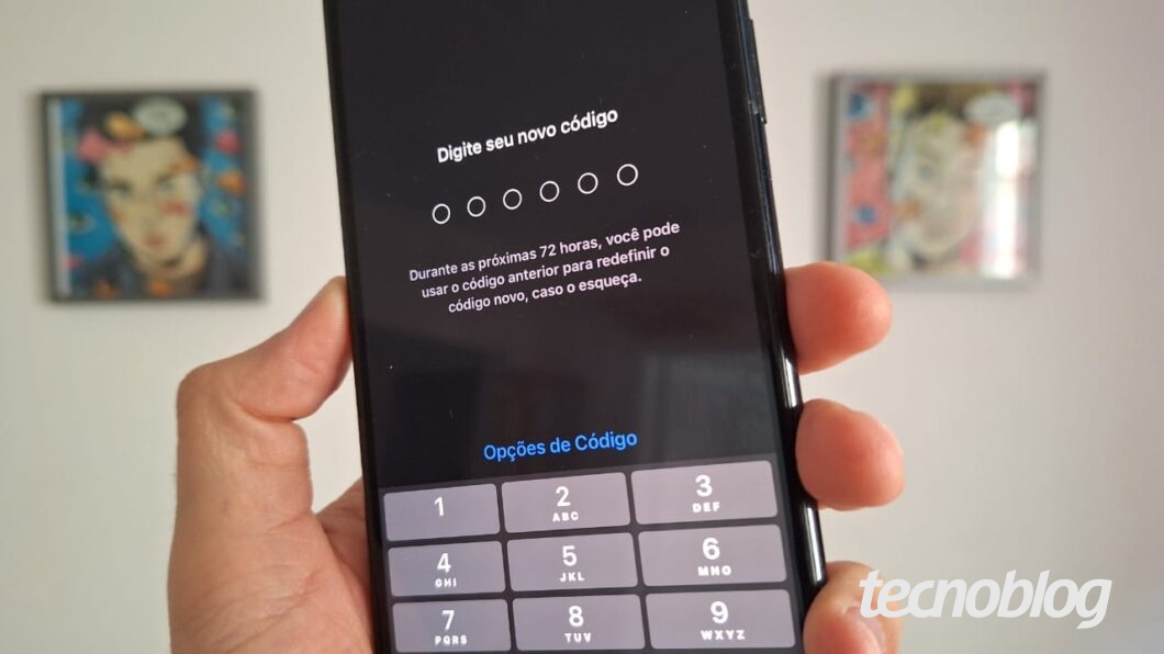 Celular exibe a tela da troca de senha do iPhone