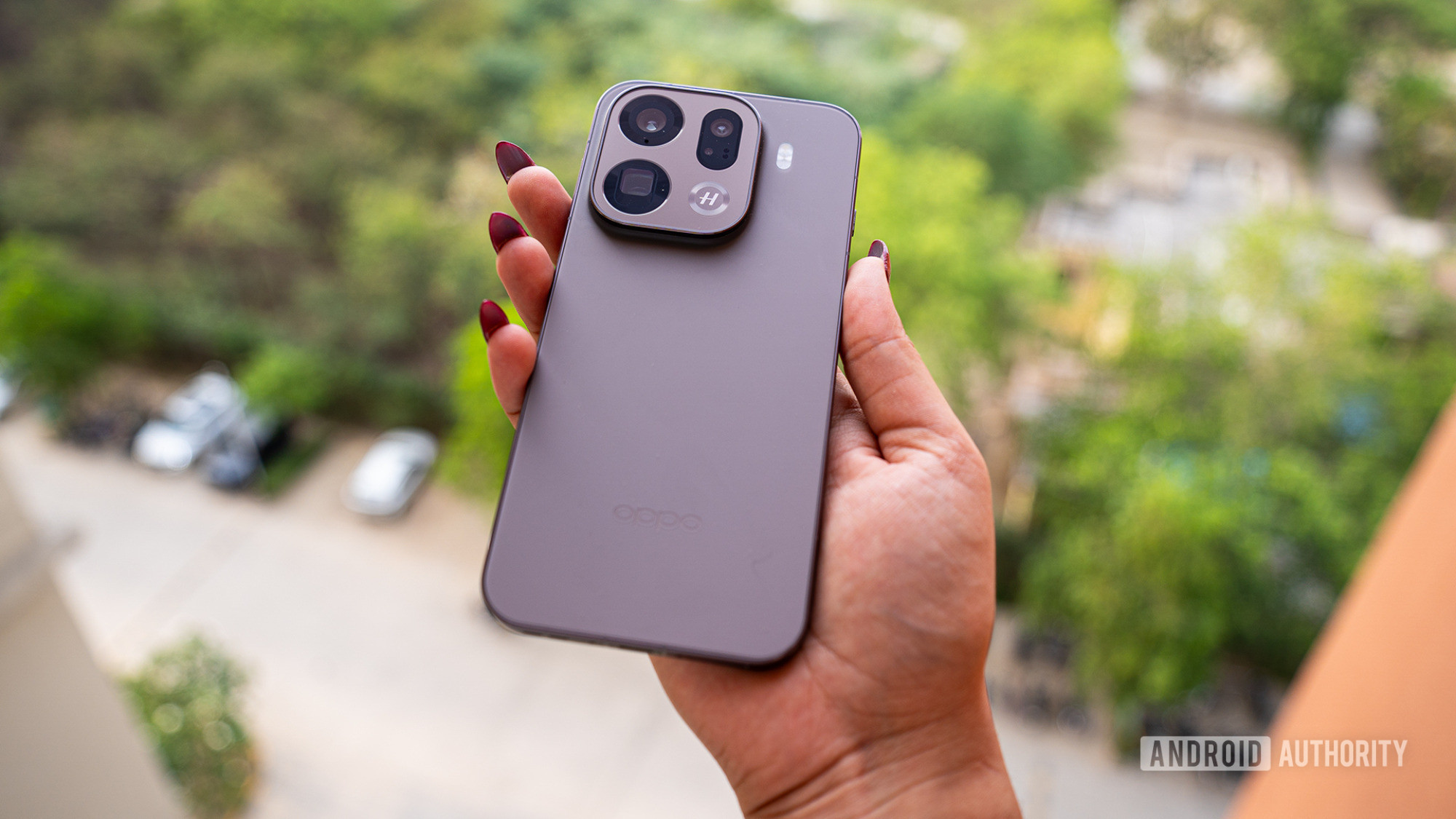 OPPO Find X9 Pro na m&atilde;o de uma pessoa