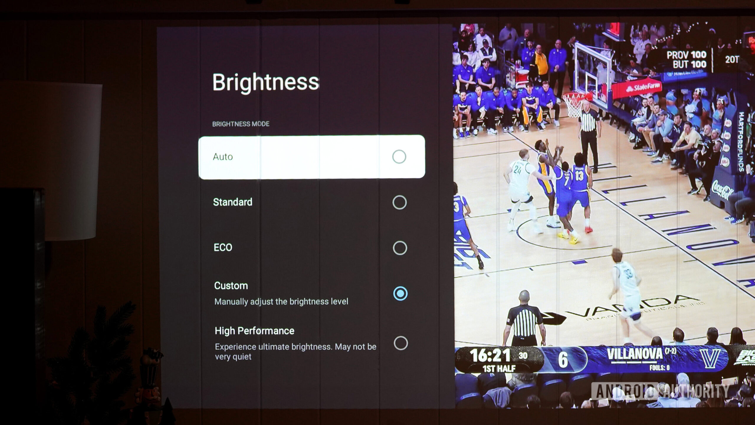 Um usu&aacute;rio ajusta as configura&ccedil;&otilde;es de brilho do seu projetor