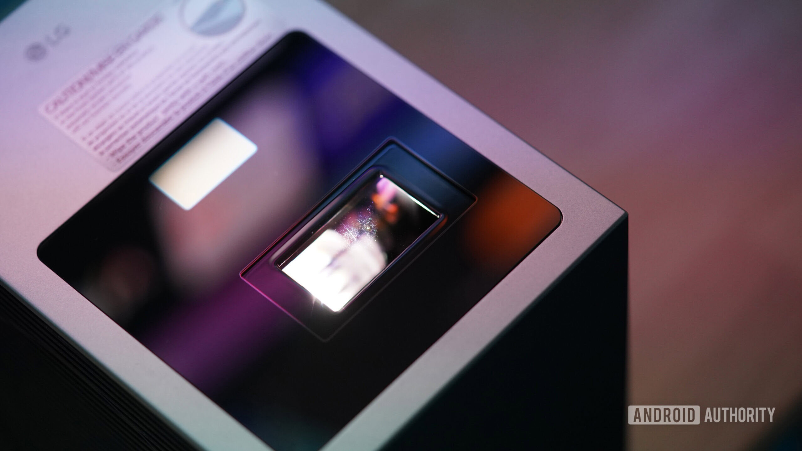 O LG CineBeam S &eacute; alimentado por uma configura&ccedil;&atilde;o de laser triplo.