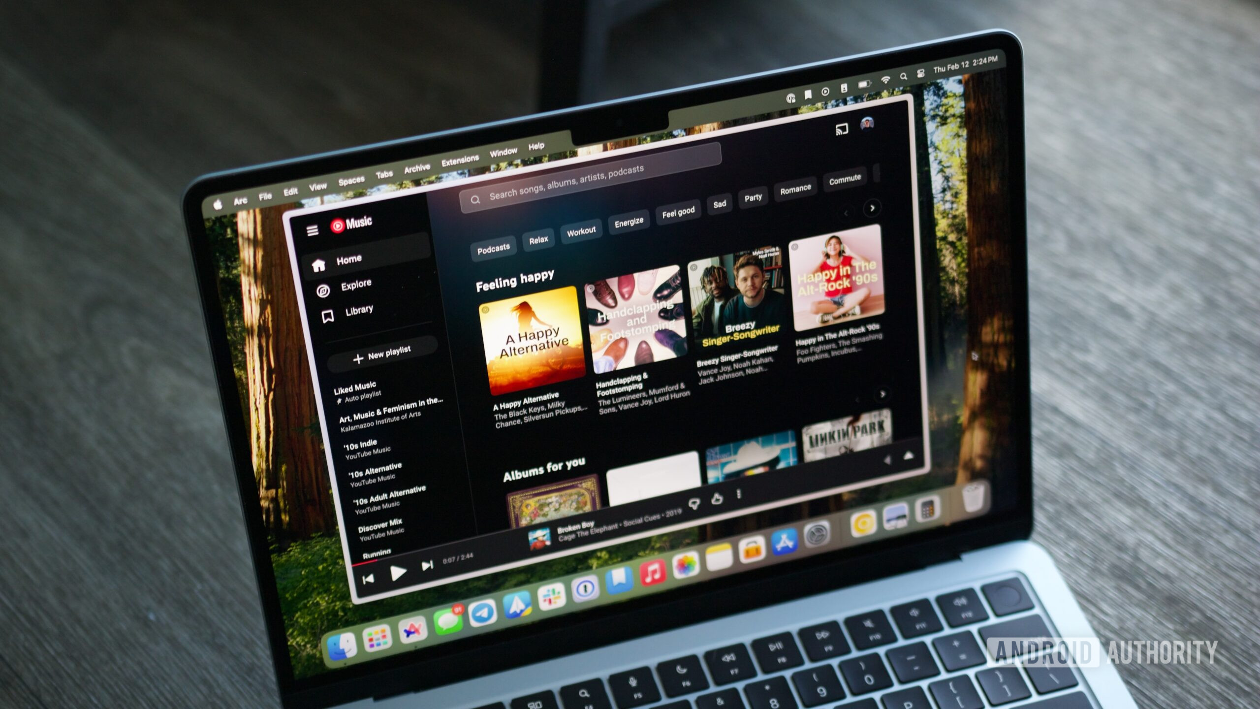 Site do YouTube Music para desktop rodando em um laptop.