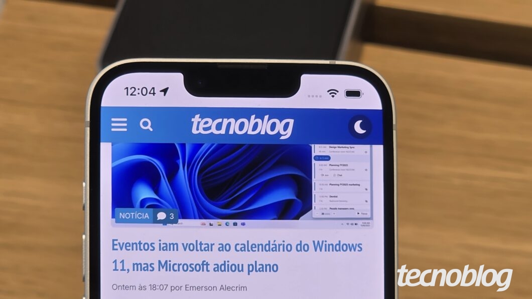 Imagem mostra parcialmente a tela do iPhone 17e ligada no site do Tecnoblog
