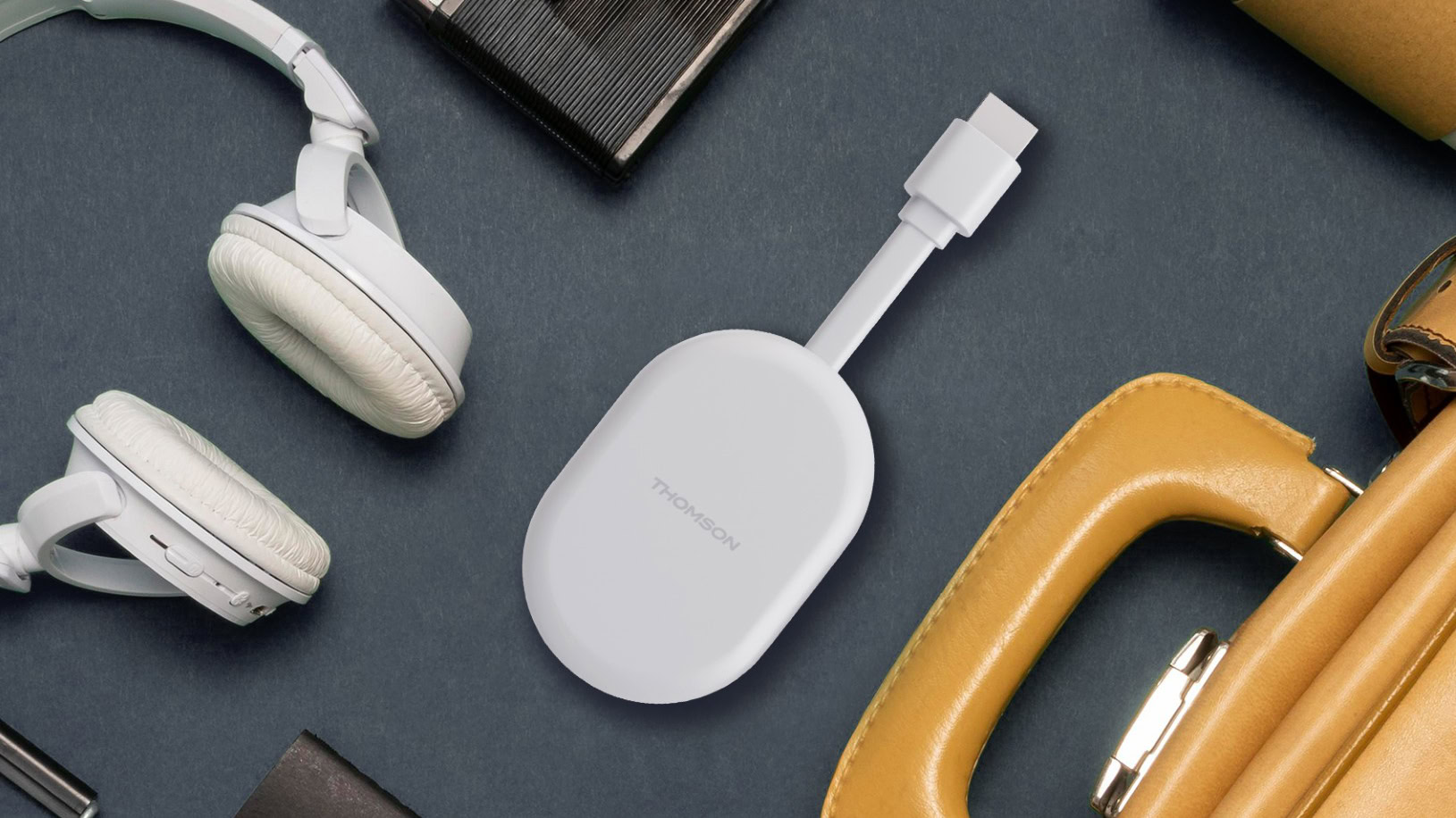 Uma foto do estilo de vida do dongle de streaming Thomson Cast 150 Google TV.