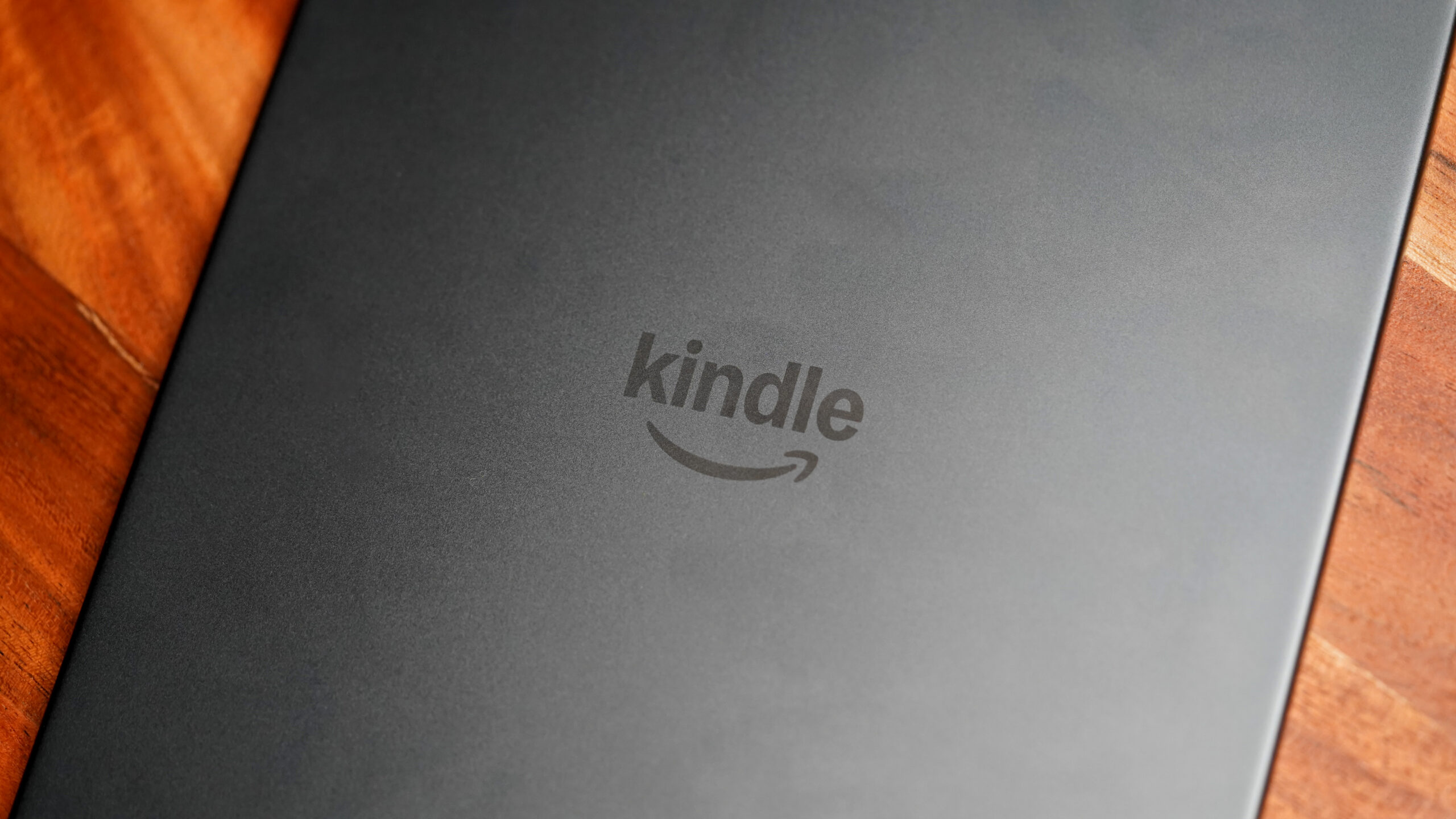 Um Kindle voltado para baixo modela o logotipo do Kindle da Amazon.
