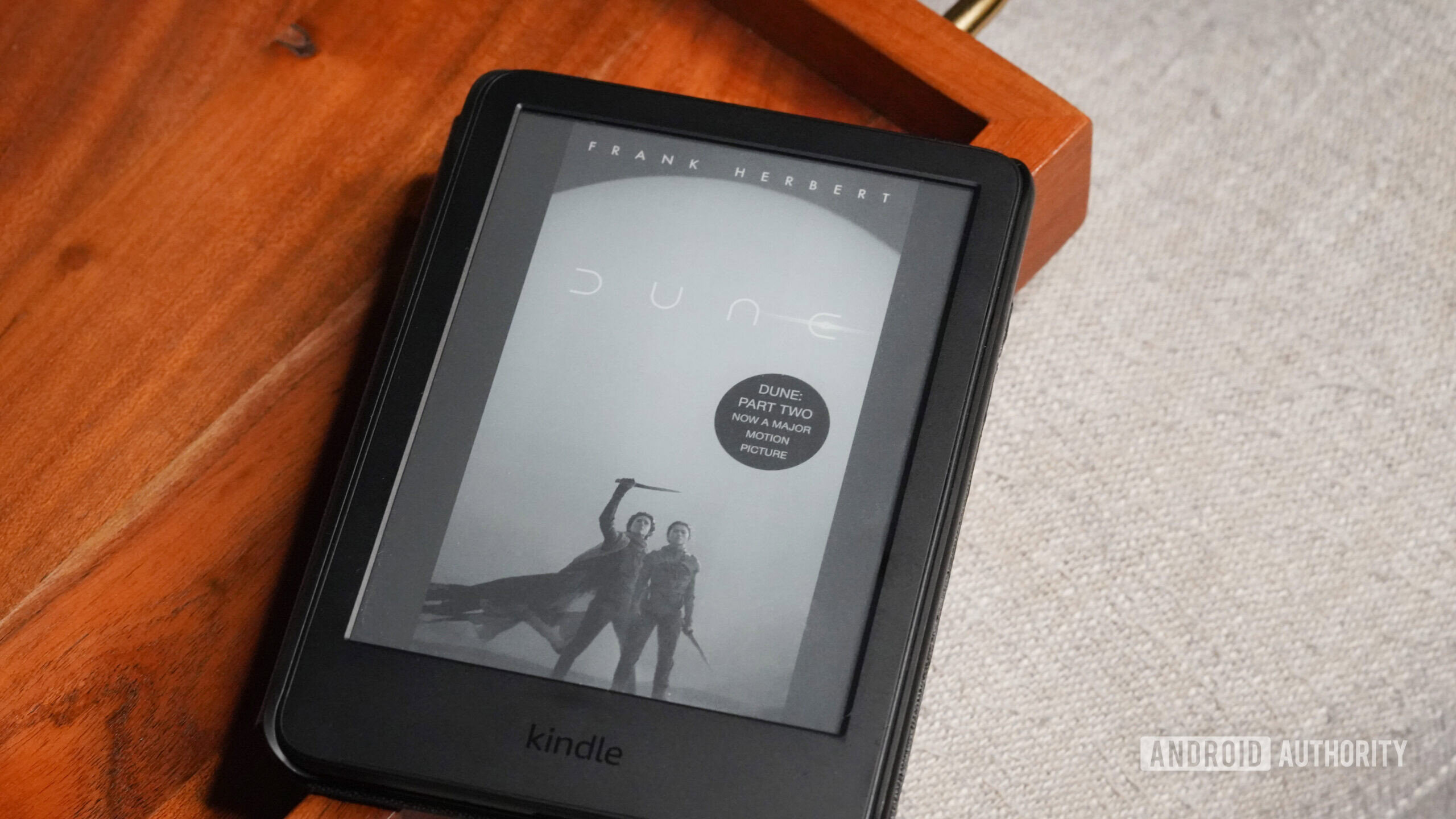 Um Amazon Kindle exibe a capa baseada no filme Dune.