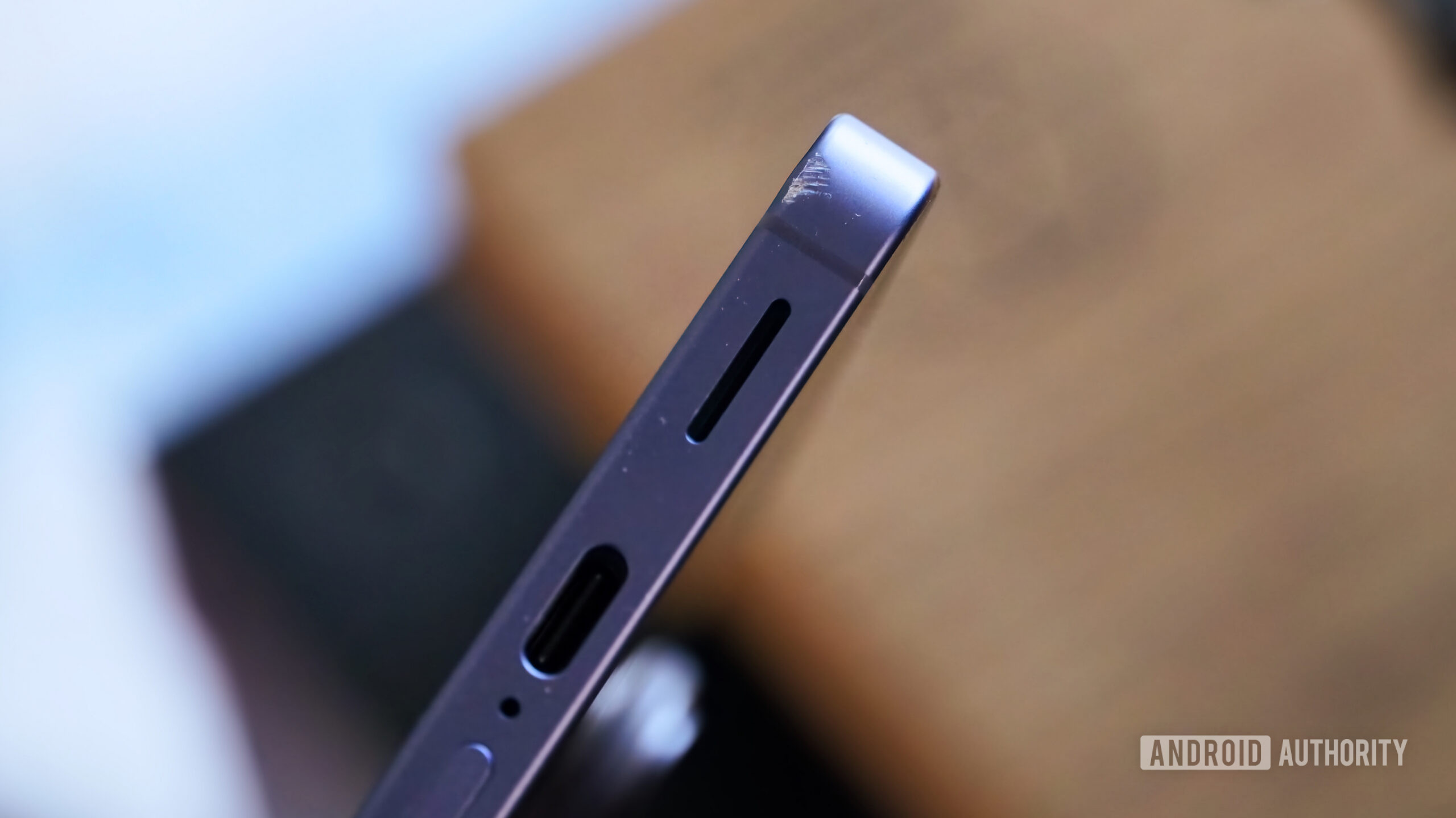 Arranh&otilde;es na parte inferior de um Galaxy S26 roxo.