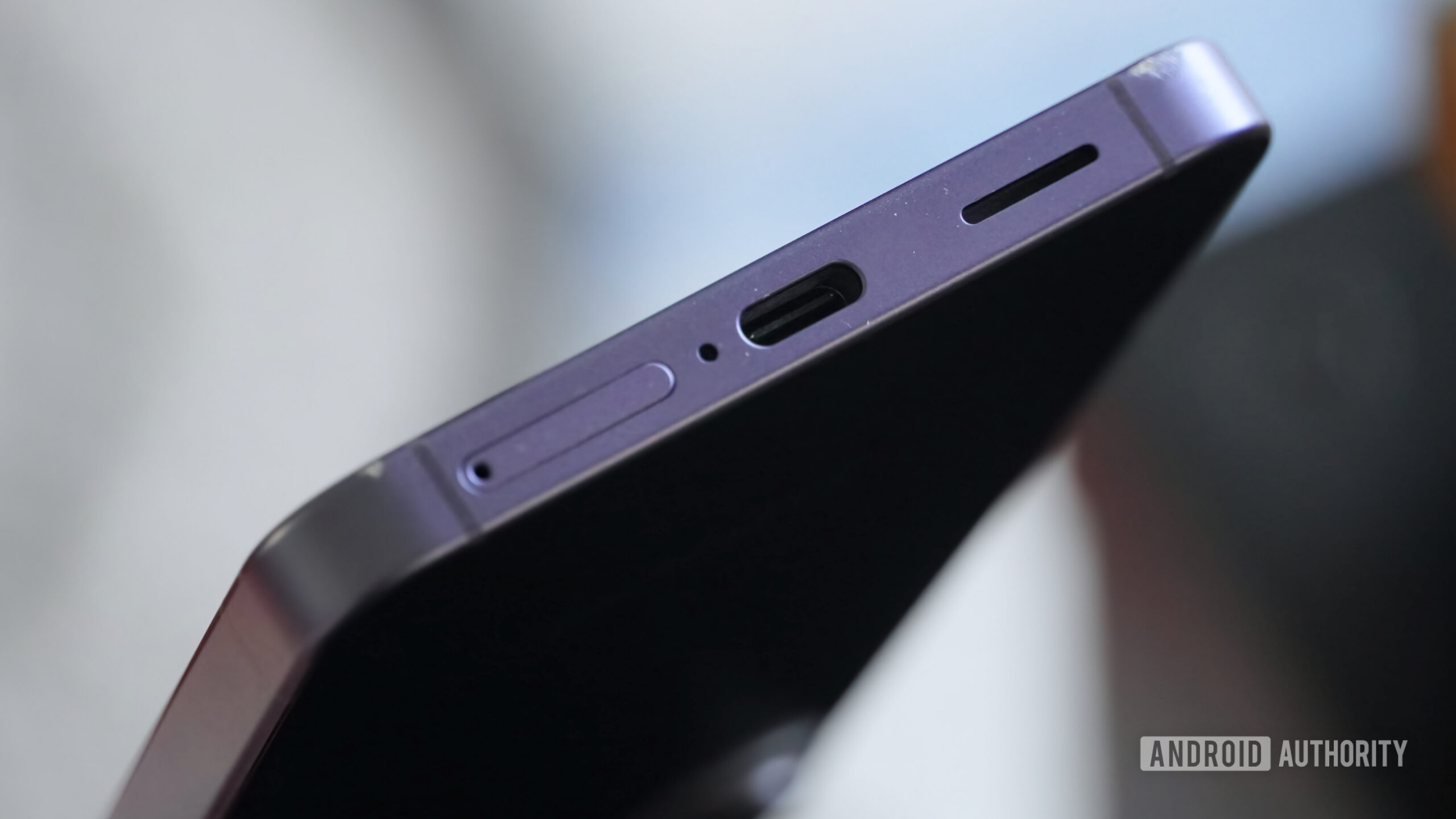 Arranh&otilde;es na parte inferior de um Galaxy S26 roxo.