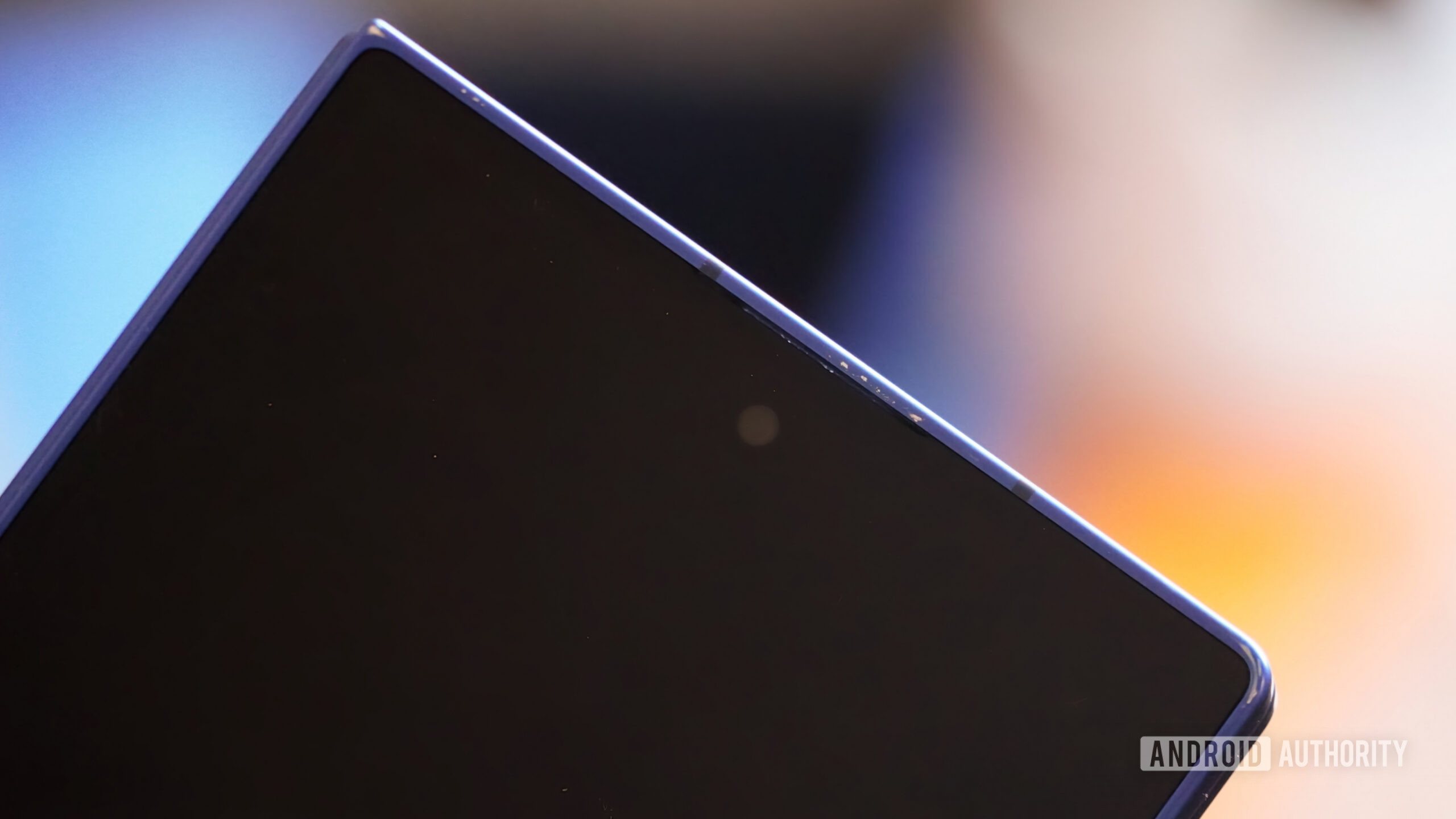 Arranh&otilde;es na parte superior de um Galaxy Z Fold 7 azul.