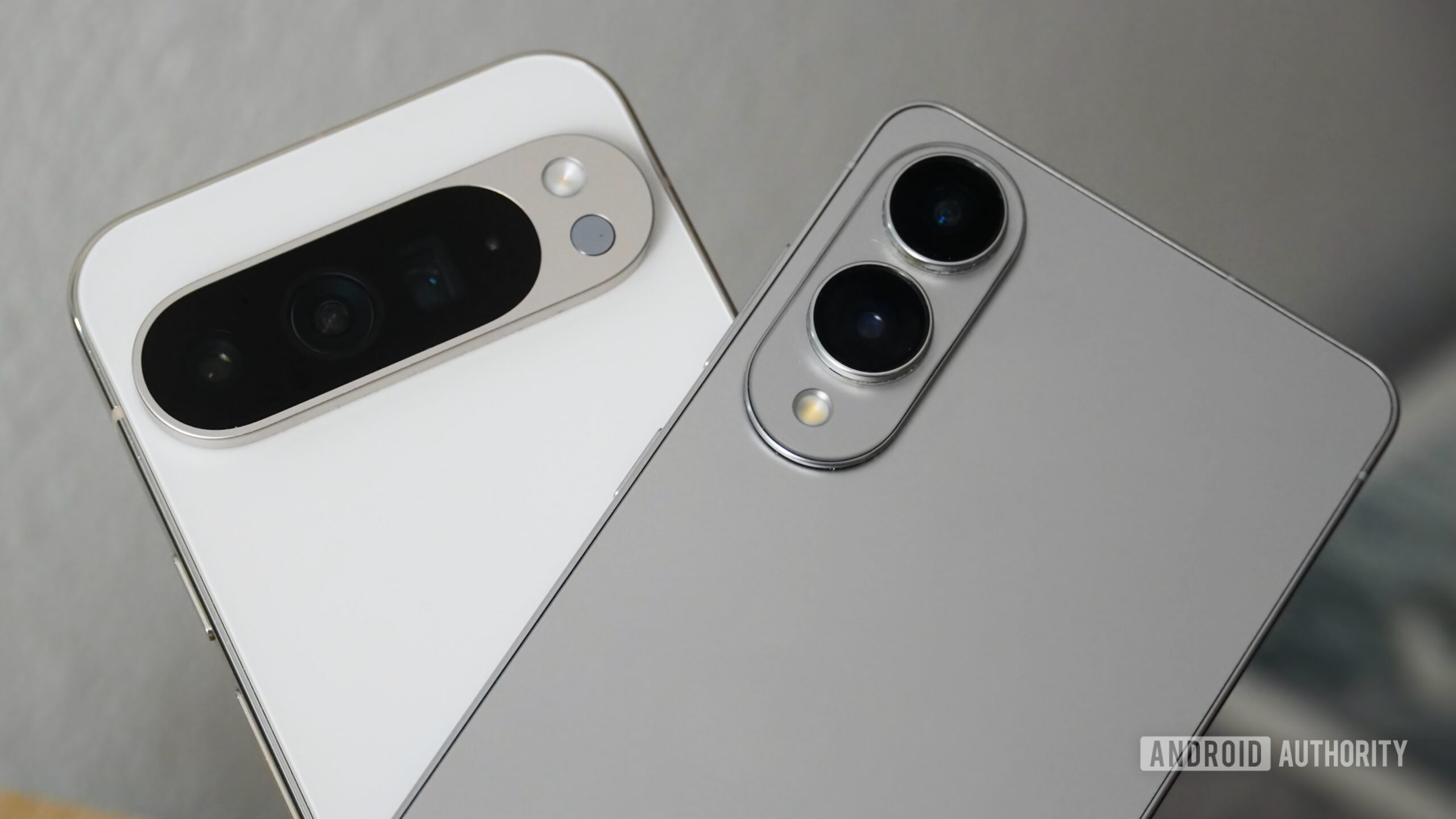 Pixel 9 Pro XL branco e prateado e Galaxy S25 Edge lado a lado.