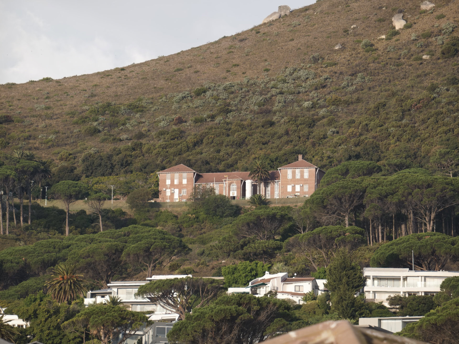 vivo X300 Ultra edif&iacute;cio na montanha 400 mm