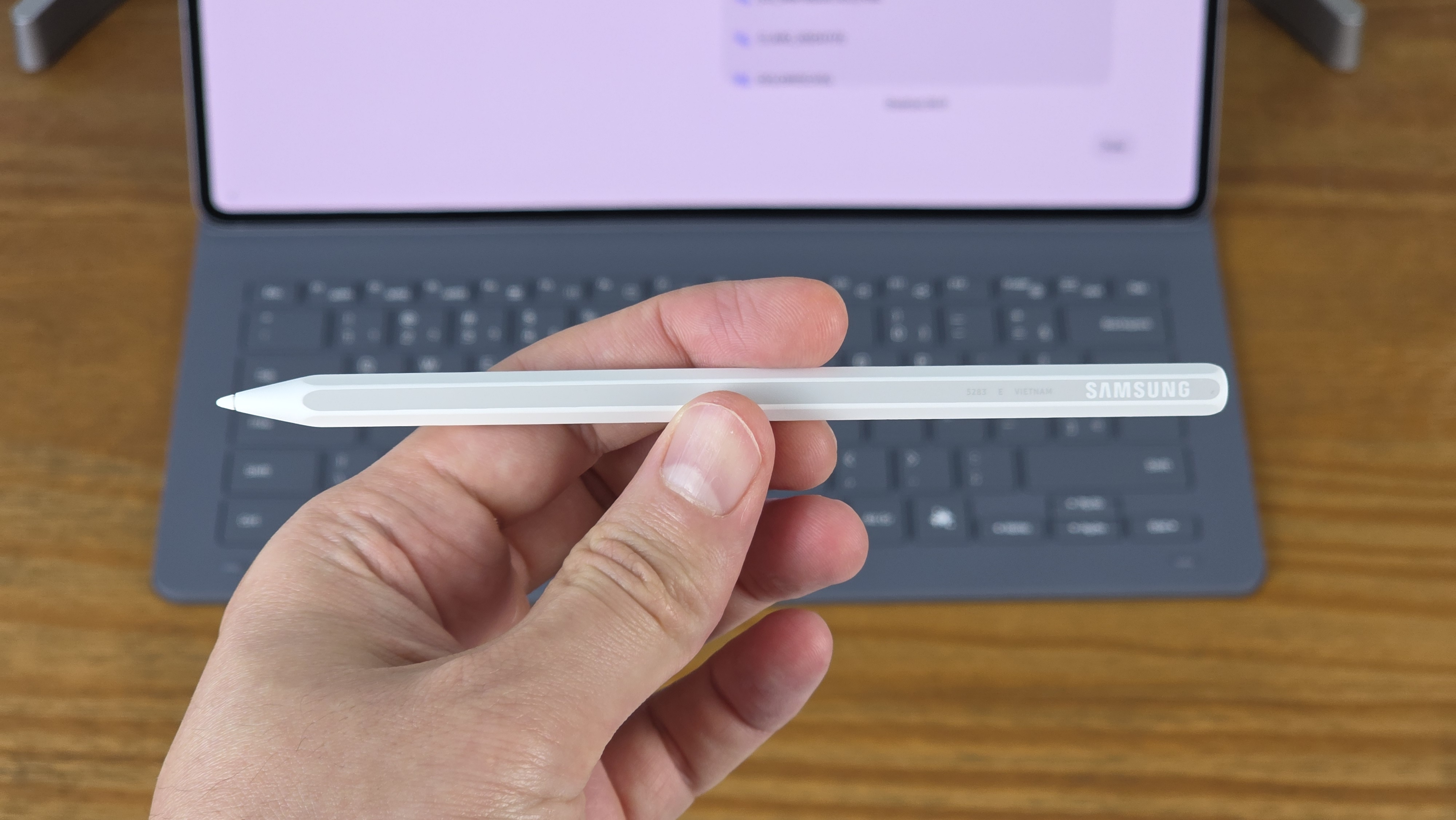 Caneta S Pen redesenhada da linha Galaxy Tab S11 (imagem: Th&aacute;ssius Veloso/Tecnoblog)