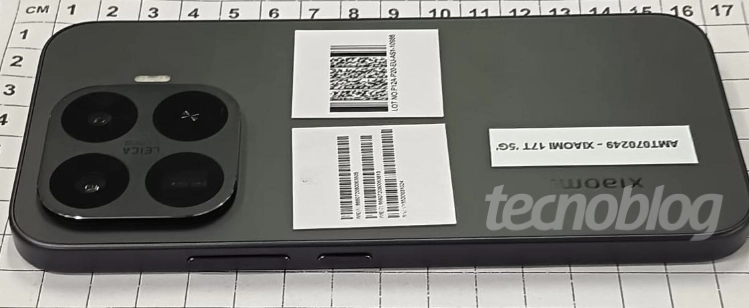Imagem mostra o celular Xiaomi 17T em homologa&ccedil;&atilde;o na Anatel, com etiquetas de identifica&ccedil;&atilde;o na parte traseira