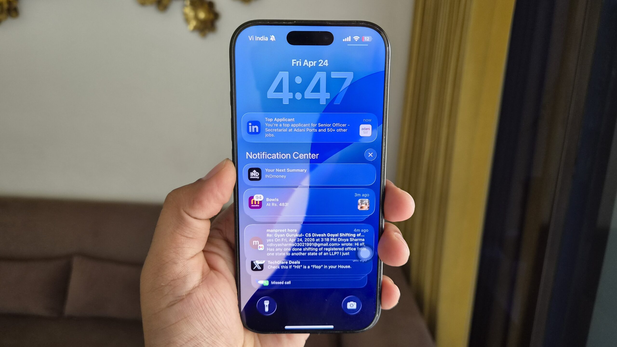 iPhone na m&atilde;o mostrando a central de notifica&ccedil;&otilde;es
