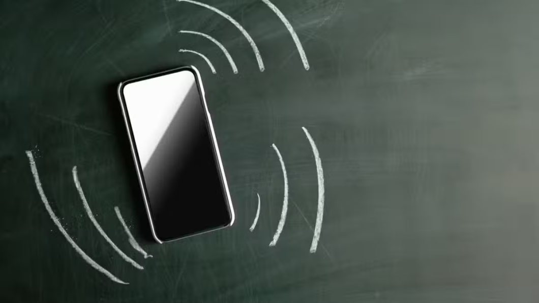 imagem de um celular com desenhos que remetem a vibra&ccedil;&atilde;o em volta