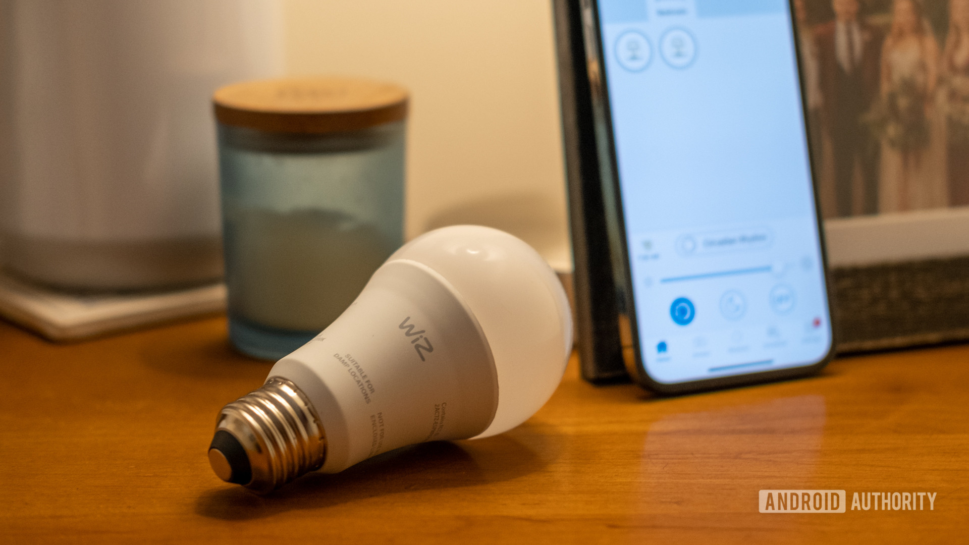 wiz light deitado na frente do iphone