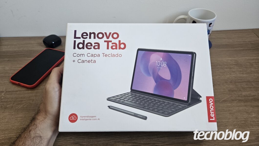 Caixa do Lenovo Idea Tab que menciona o kit com Capa Teclado e Caneta.