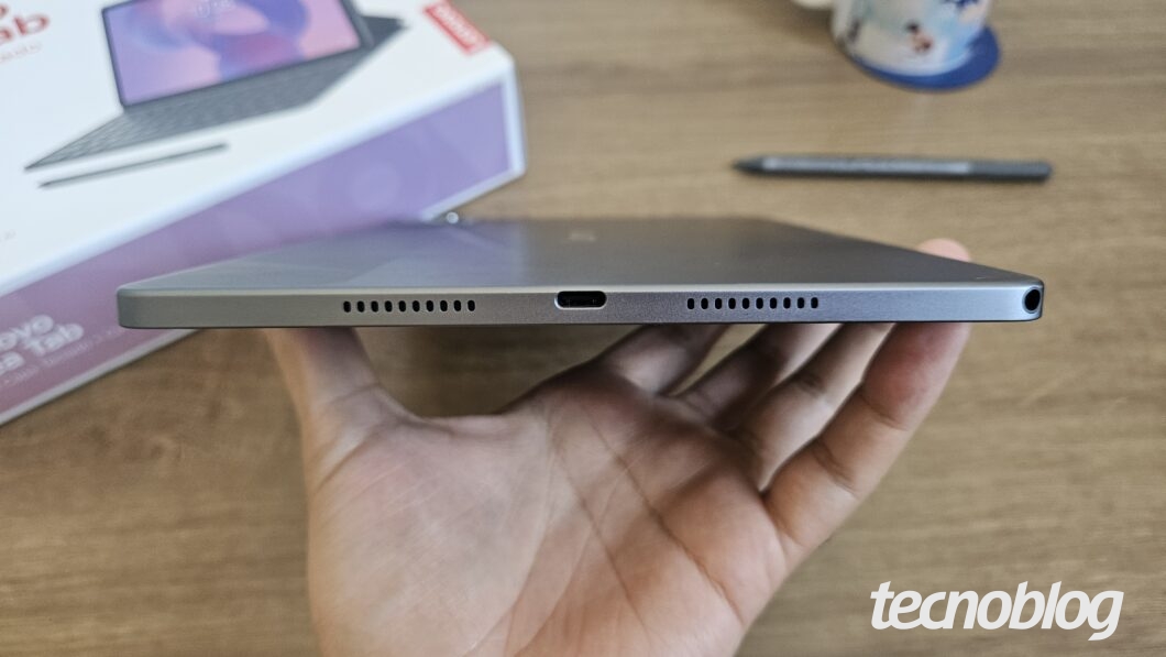 Parte inferior do Lenovo Idea Tab composto pela entrade de carregador USB-C, duas saídas de áudio e conector P2.