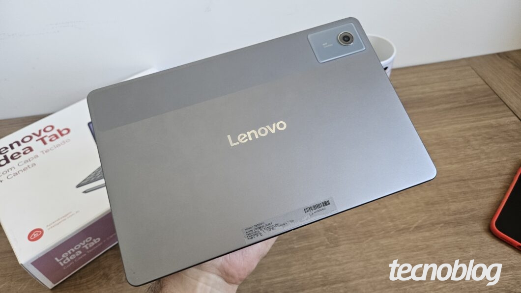 Parte traseira do Lenovo Idea Tab com o nome da marca em baixo relevo e destaque para a seção da câmera traseira.