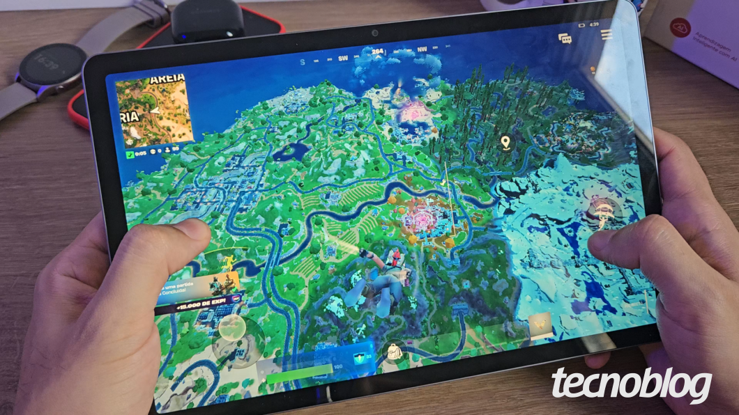 Fortnite sendo reproduzido no Lenovo Idea Tab com uma baixa qualidade gráfica e travamentos
