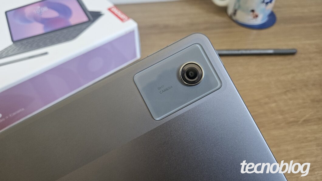 Módulo de câmera traseira do Lenovo Idea Tab com a inscrição 