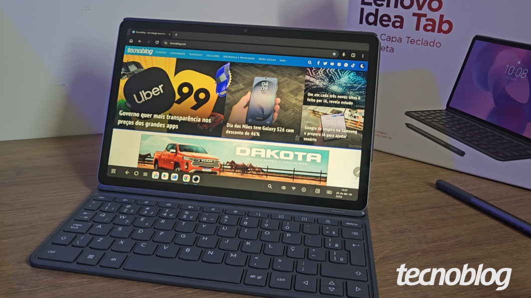 Modo PC do Lenovo Idea Tab com o teclado e caneta em exibição; página do Tecnoblog é exibida na tela