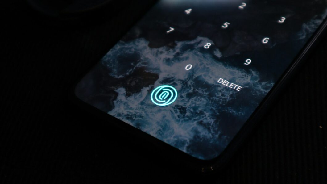 imagem de um celular com sensor de impressão digital