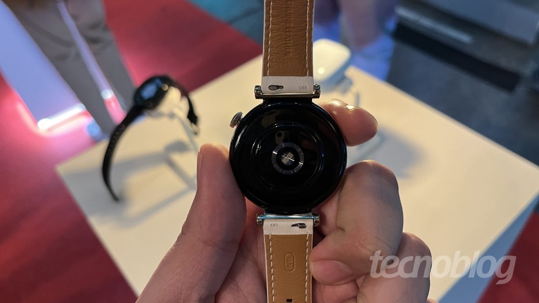 Parte traseira do relógio, com sensor ótico