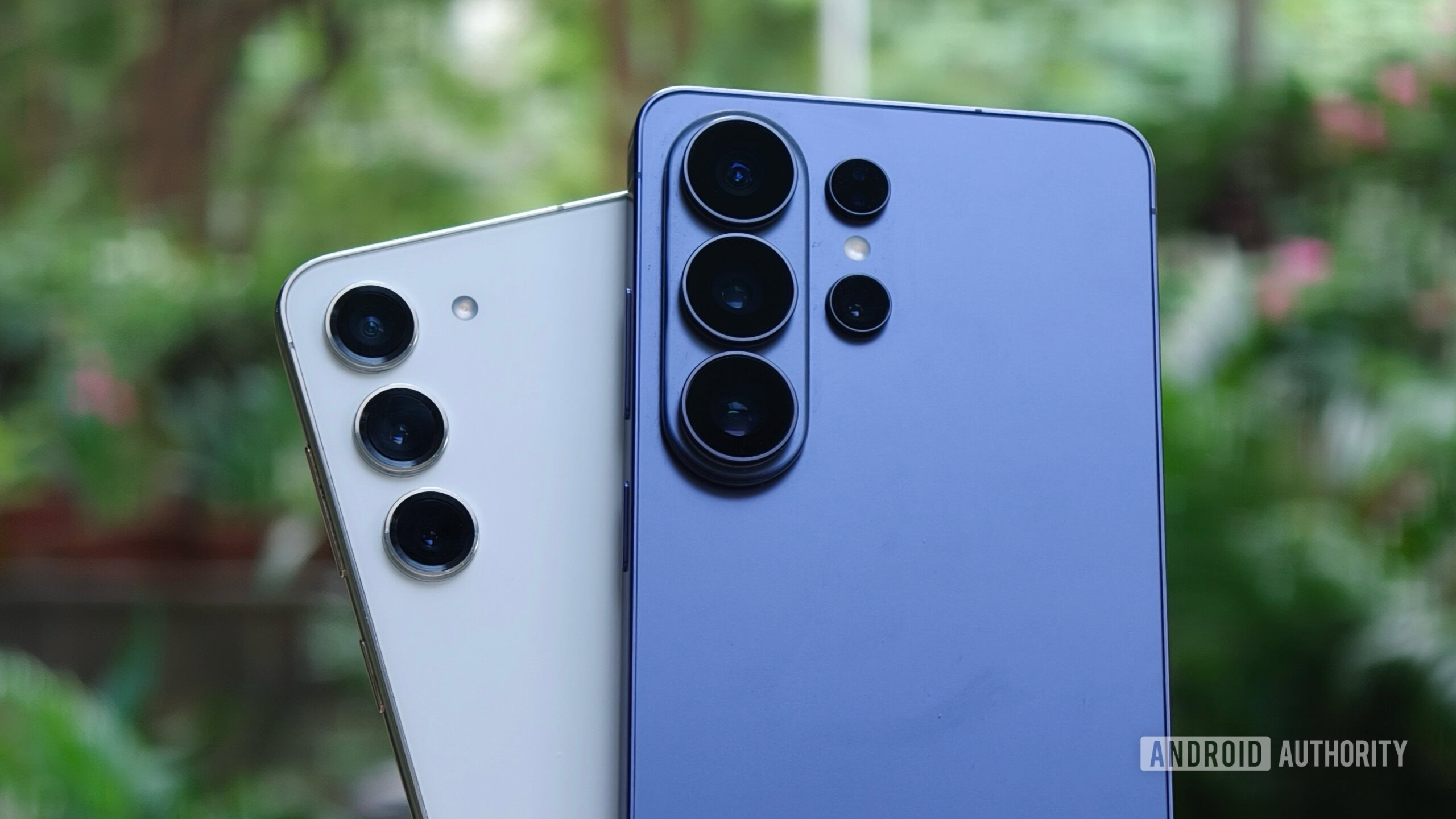 s26 ultra vs s23 na mão 1 O Galaxy S23 e o Galaxy S26 Ultra próximos um do outro.