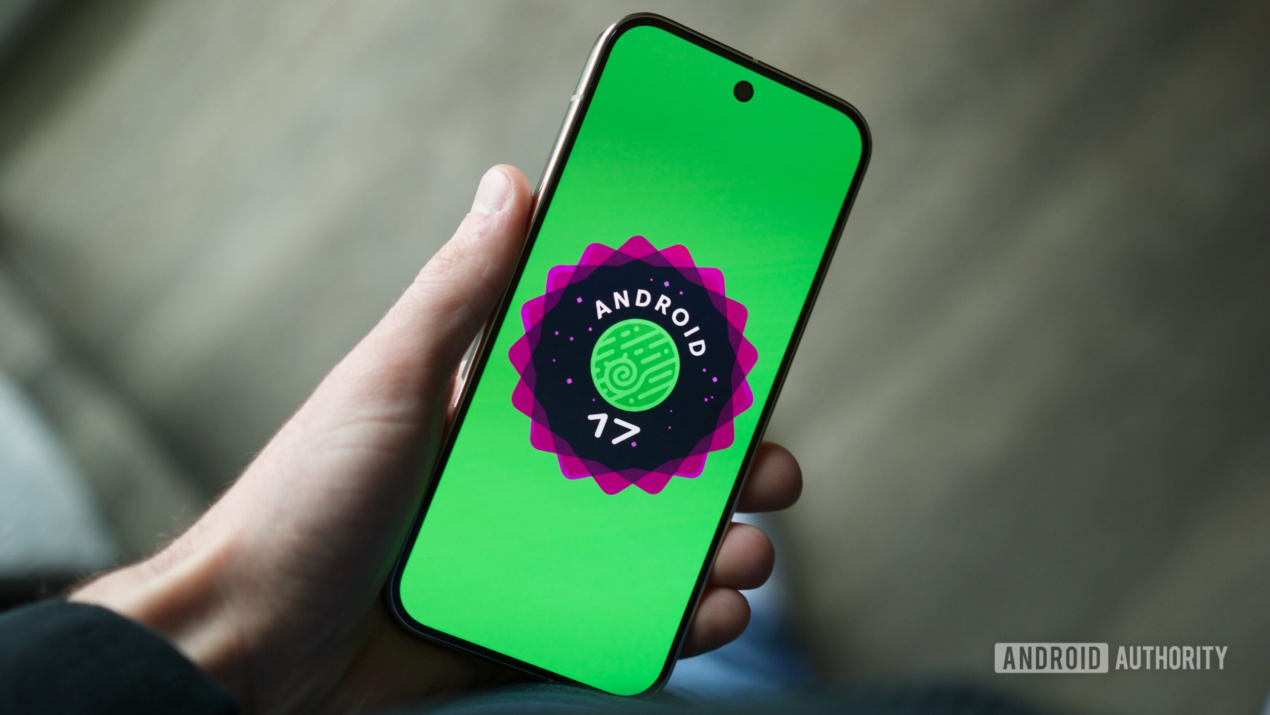 O logotipo do Android 17 em um smartphone Pixel.