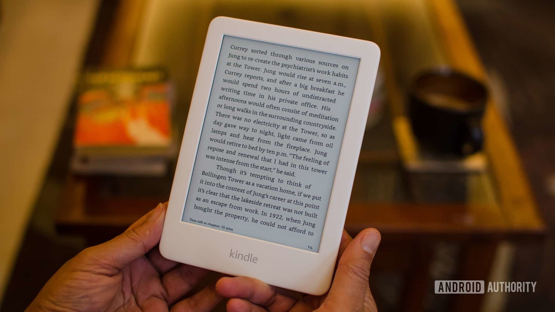 Amazon Kindle 2019 em mãos Kindles mais antigos perderão suporte em maio.