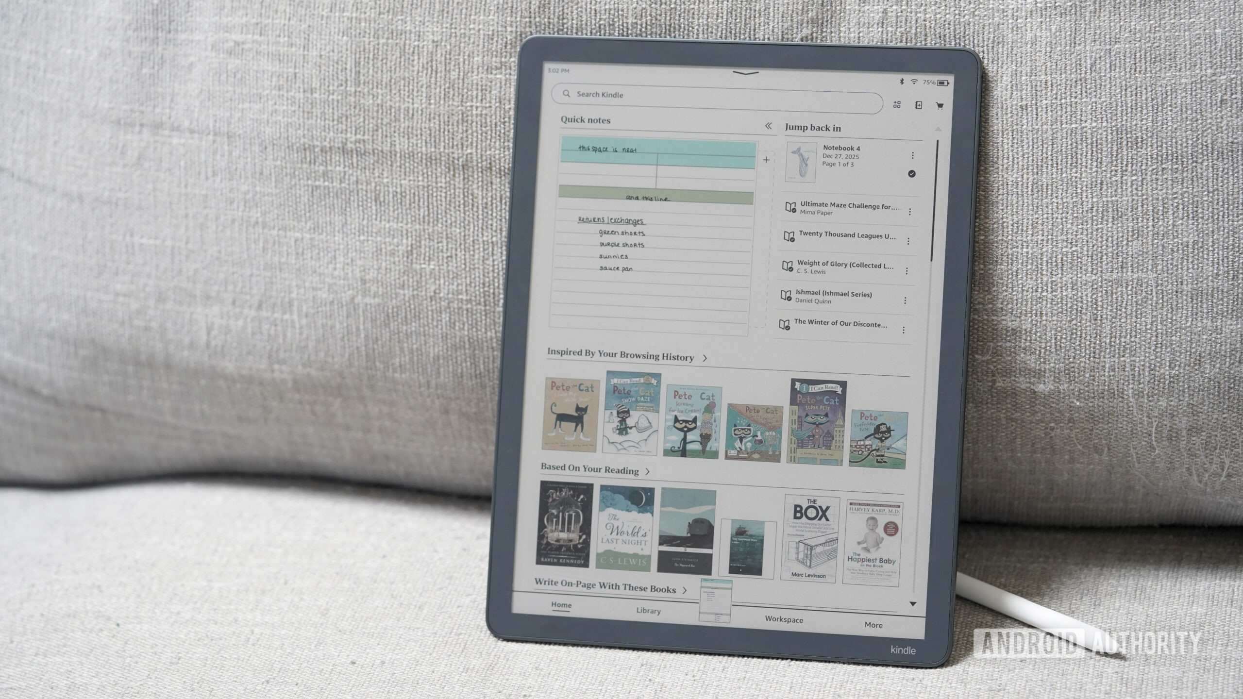Um Kindle Scribe Colorsoft exibe a tela inicial.