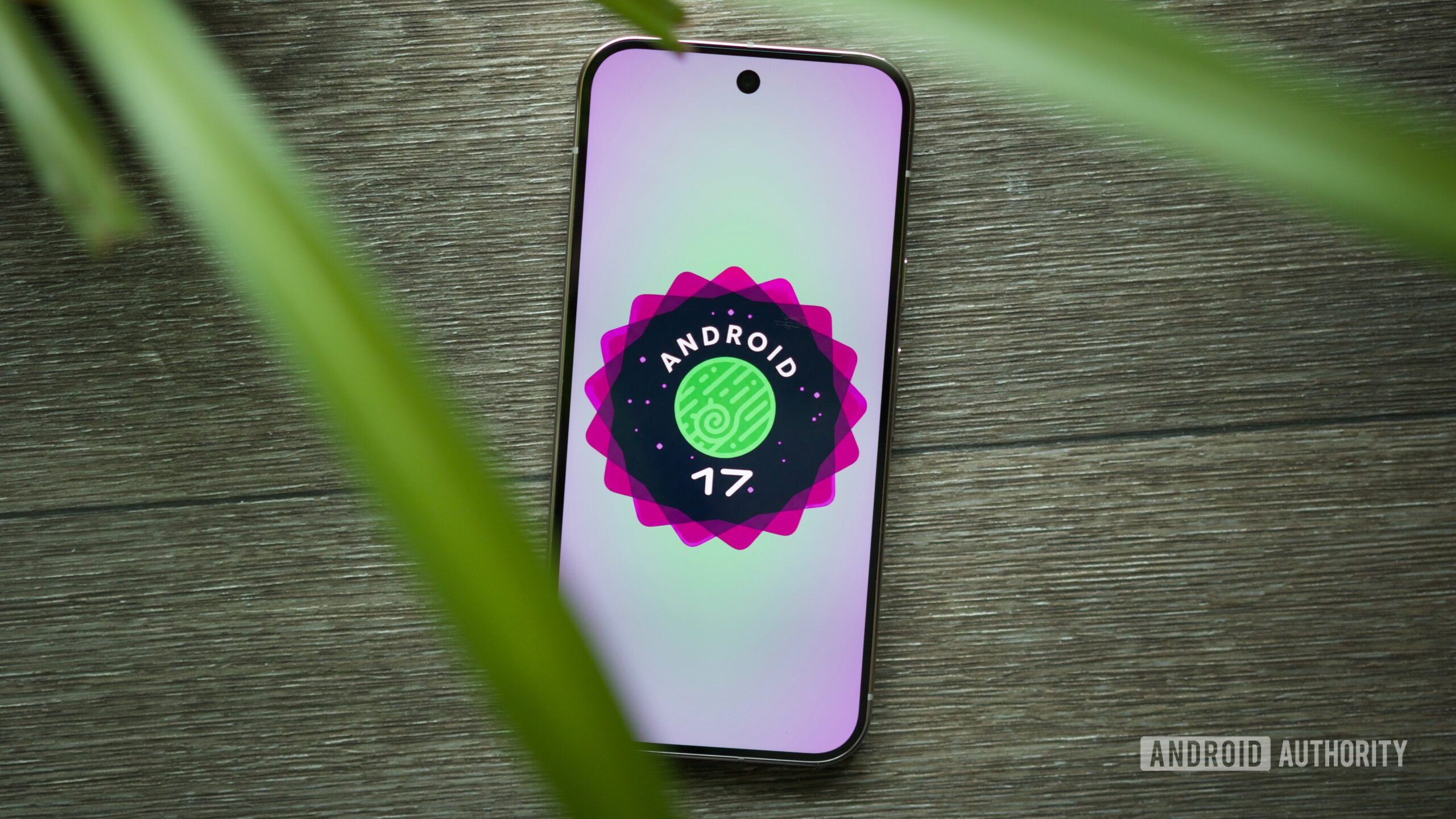 O logotipo do Android 17 em um smartphone Pixel.