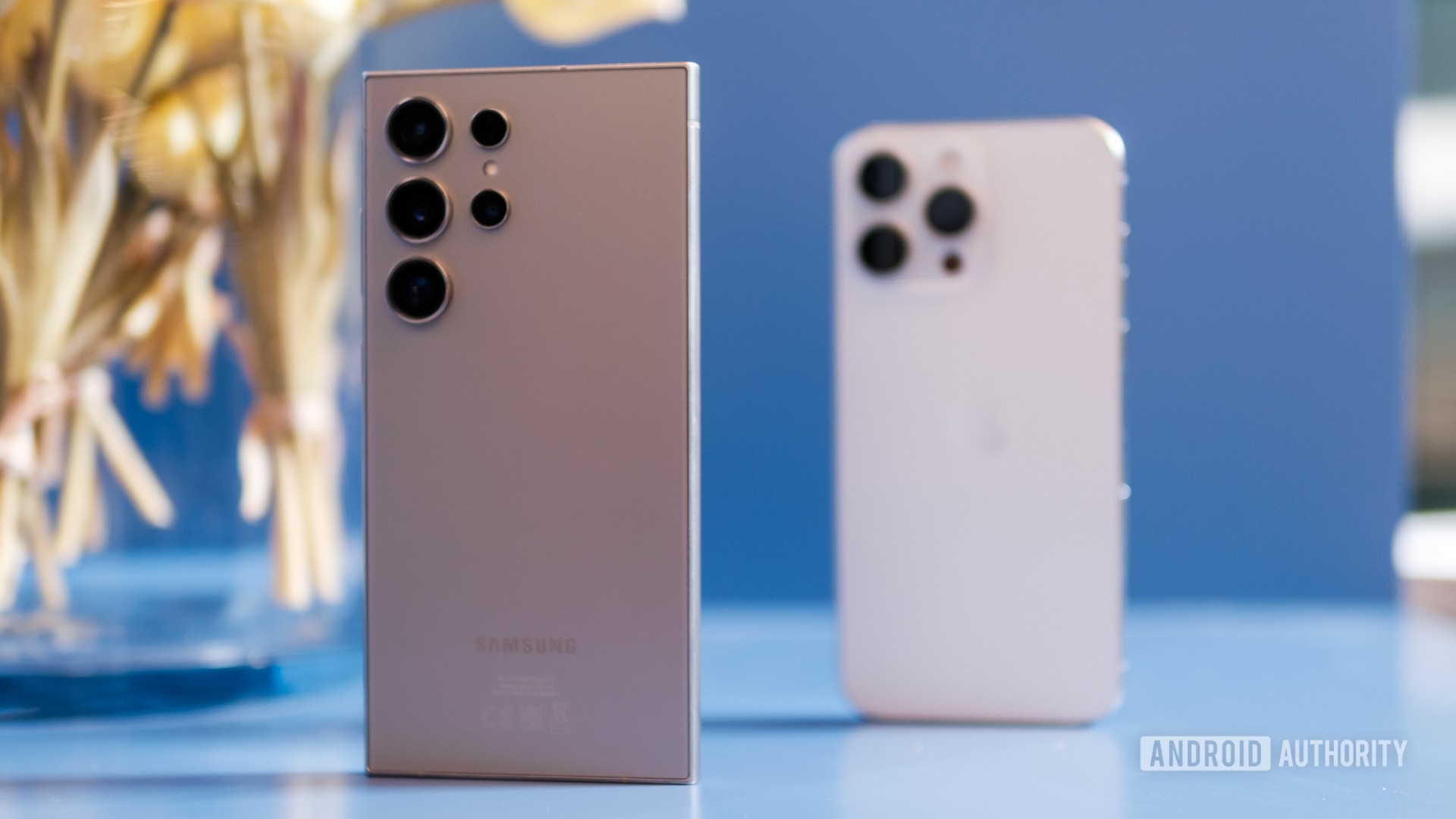 Fundo do Samsung Galaxy S24 Ultra vs Apple iPhone 15 Pro Max Fundo do Samsung Galaxy S24 Ultra vs Apple iPhone 15 Pro Max